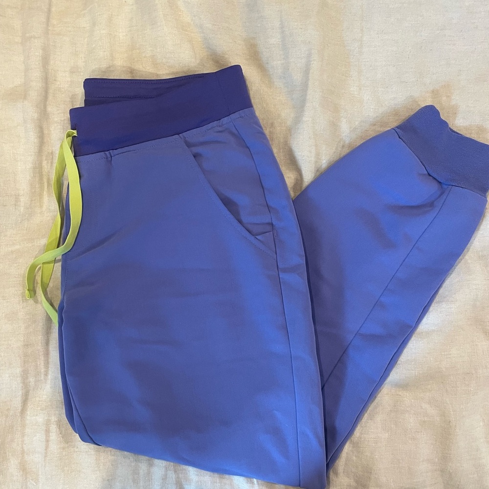 Figs Women's Zamora Jogger Scrub Pants in Blueberry